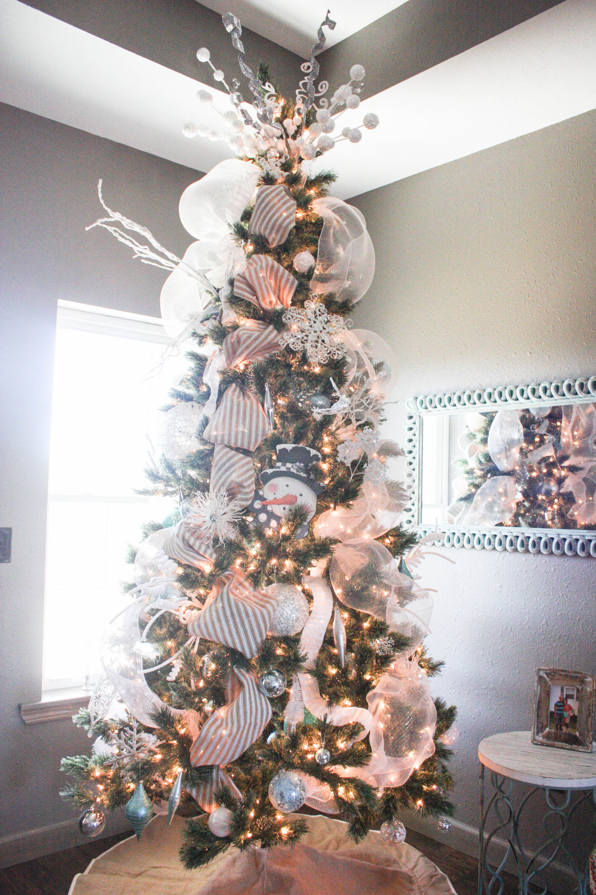 How to Decorate a Christmas Tree from Start to Finish {the EASY way