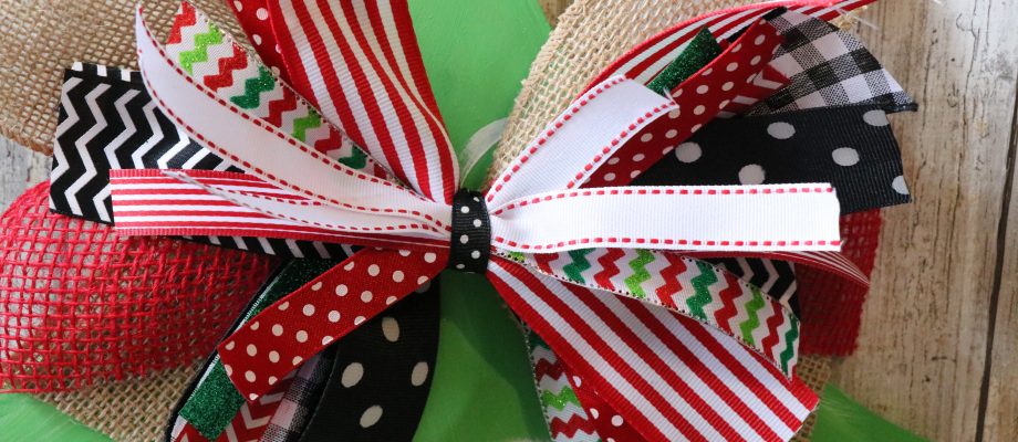 How to make a bow the SUPER DUPER easy way! This tutorial is literally so simple, and the bows are gorgeous!