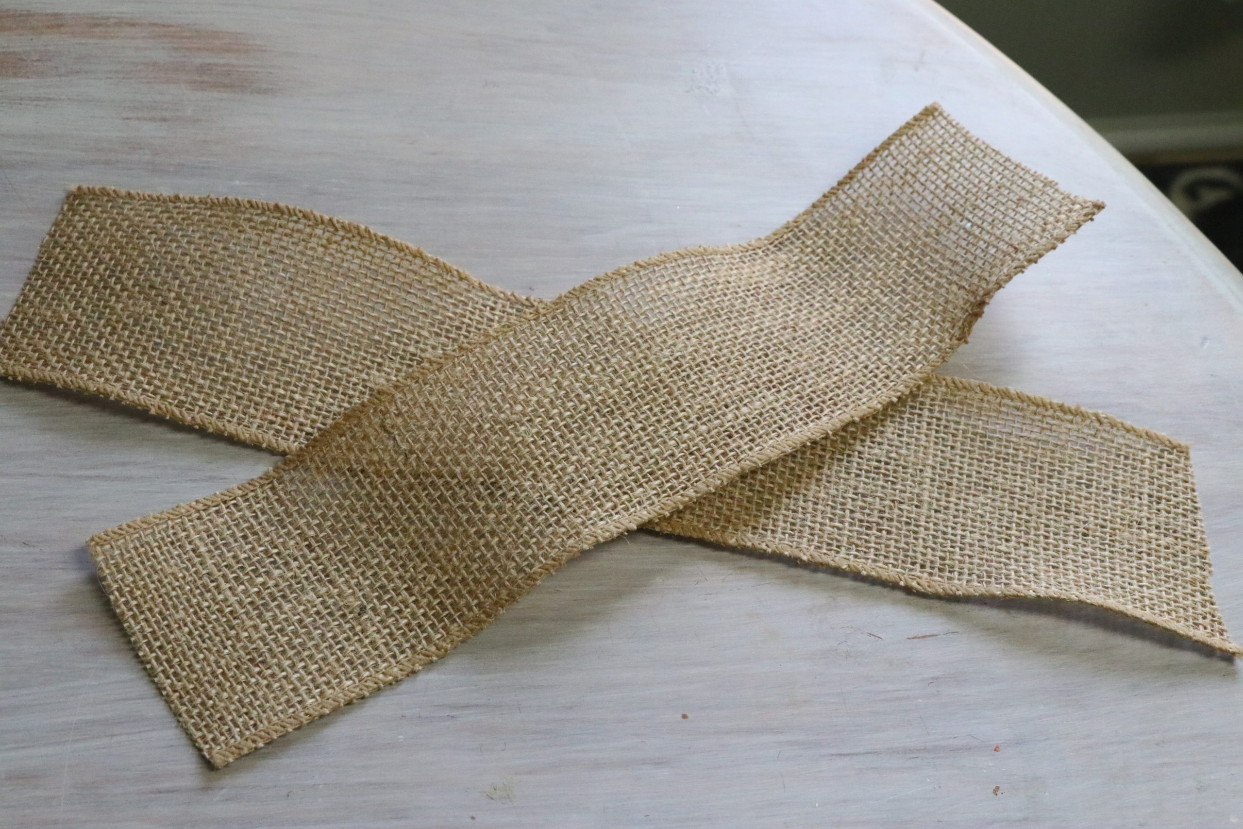 HOW TO MAKE BURLAP BOWS, BOWS FOR YOUR WOOD SIGNS, EASY DIY BOWS