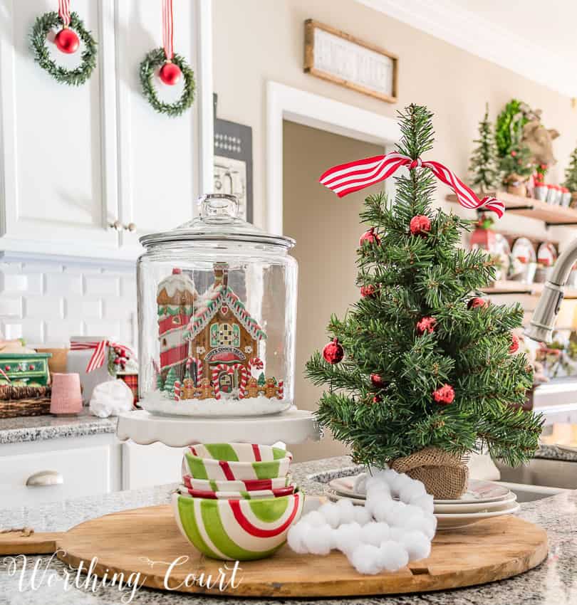 https://www.re-fabbed.com/wp-content/uploads/2020/11/Christmas-kitchen-island-vignette-1.jpg