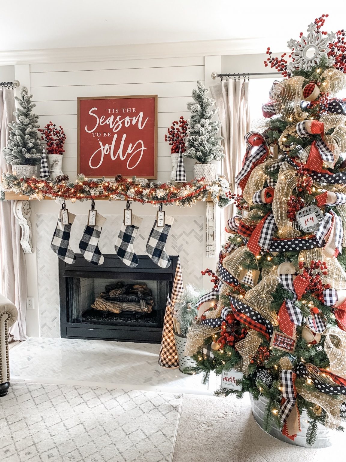 Christmas mantel inspiration - Re-Fabbed