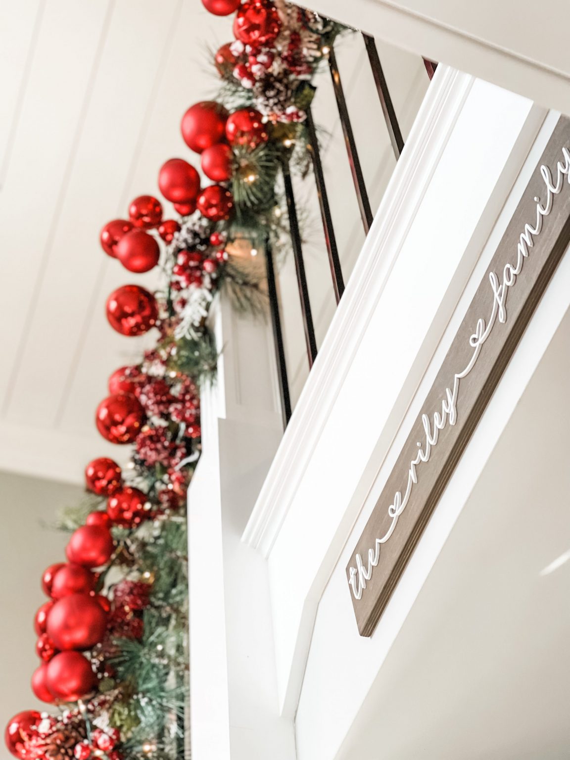 how to hang christmas garland on a staircase - Re-Fabbed