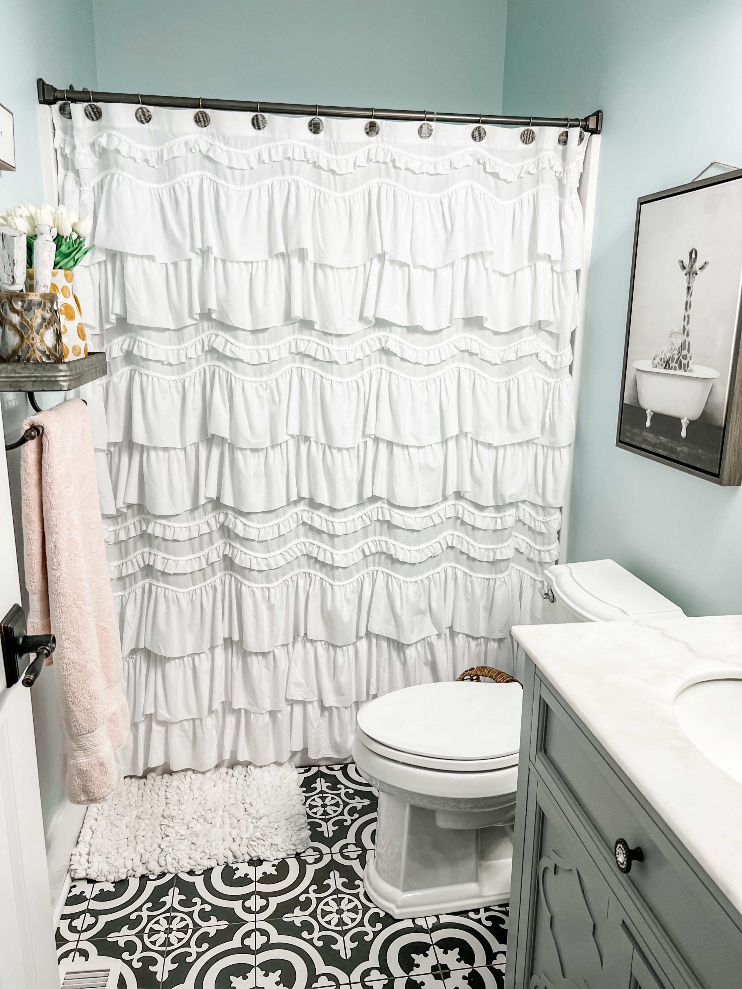 https://www.re-fabbed.com/wp-content/uploads/2023/04/how-to-decorate-guest-bathroom12.jpg