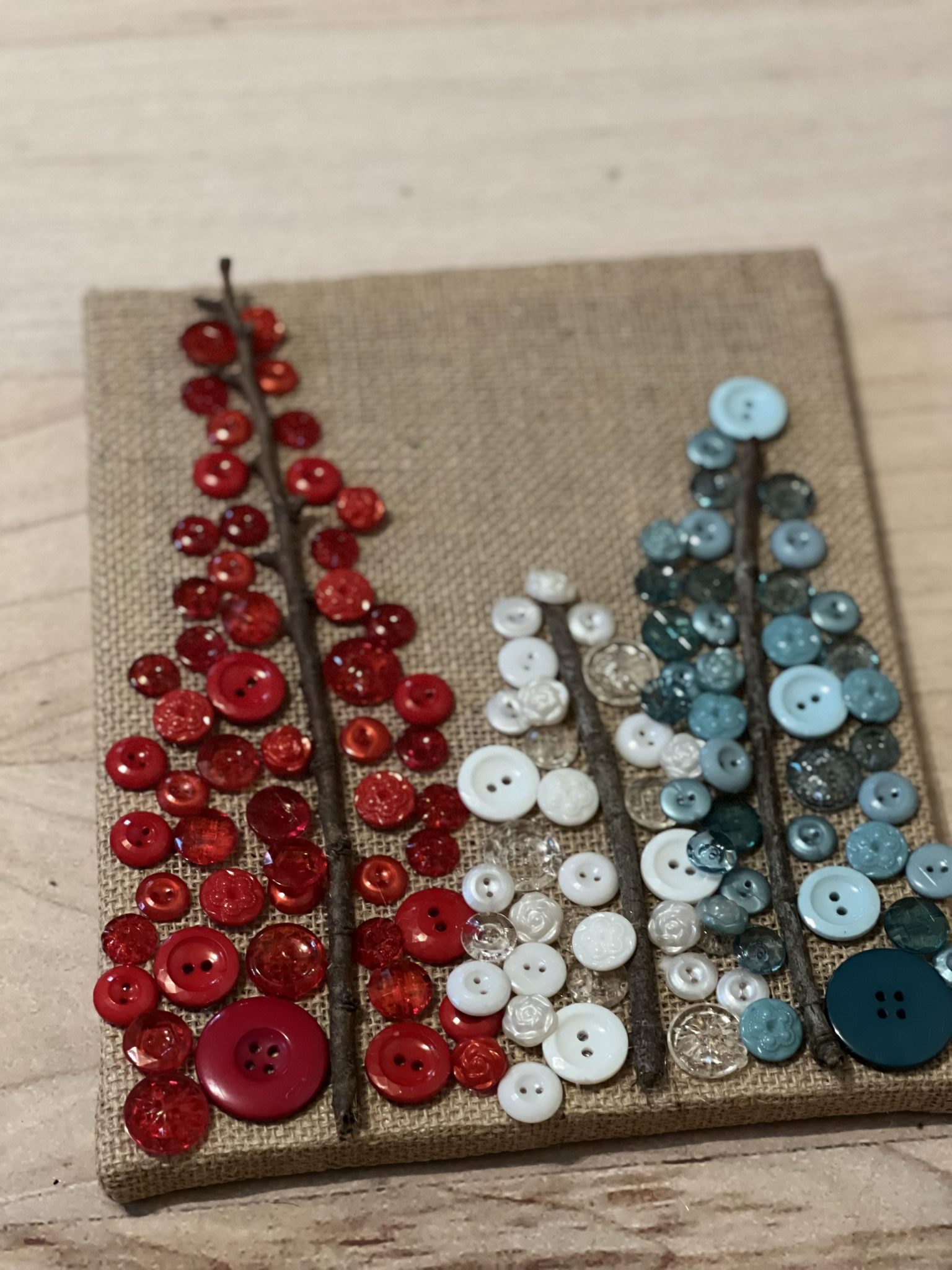 How To Make Christmas Trees With Buttons - Re-fabbed