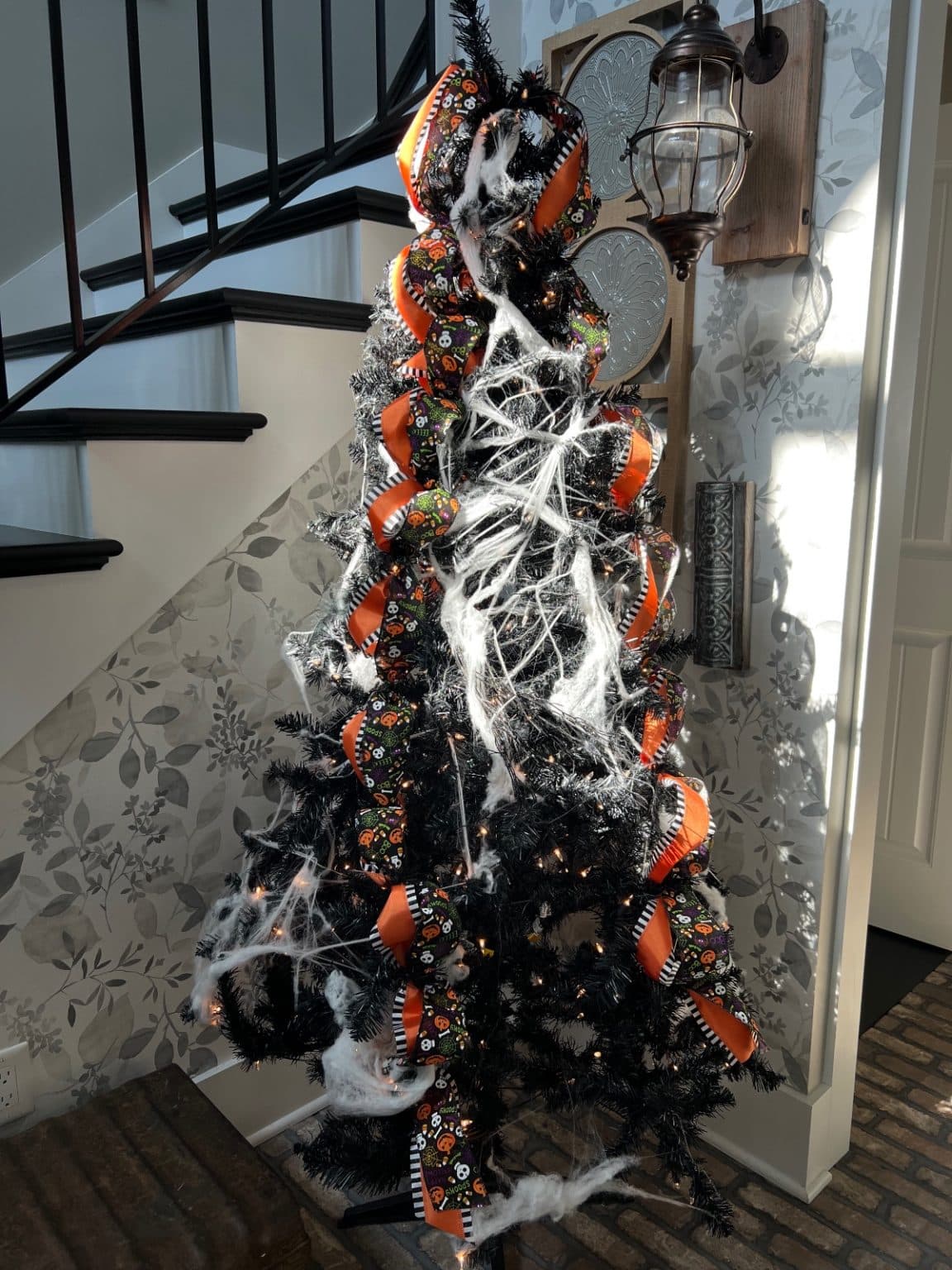 how to decorate a tree for halloween - Re-Fabbed