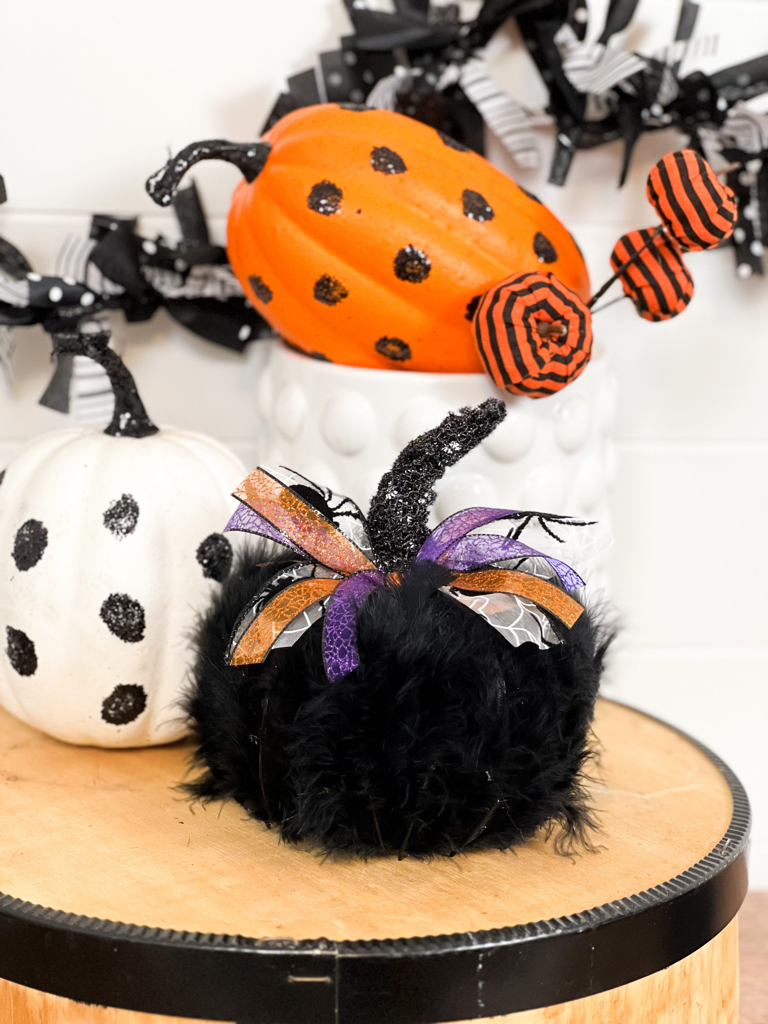 https://www.re-fabbed.com/wp-content/uploads/2023/09/diy-feather-pumpkin2.jpg