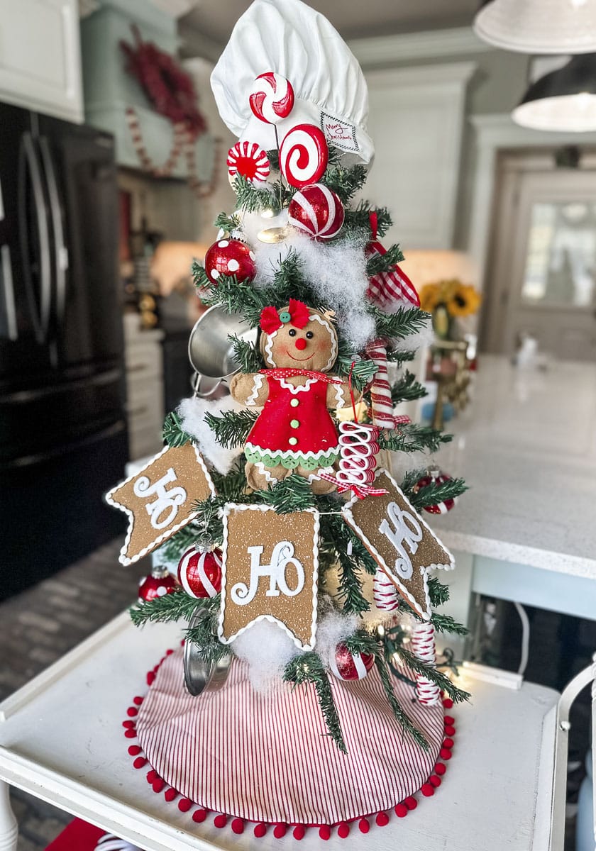 https://www.re-fabbed.com/wp-content/uploads/2023/10/kitchen-christmas-tree1.jpg