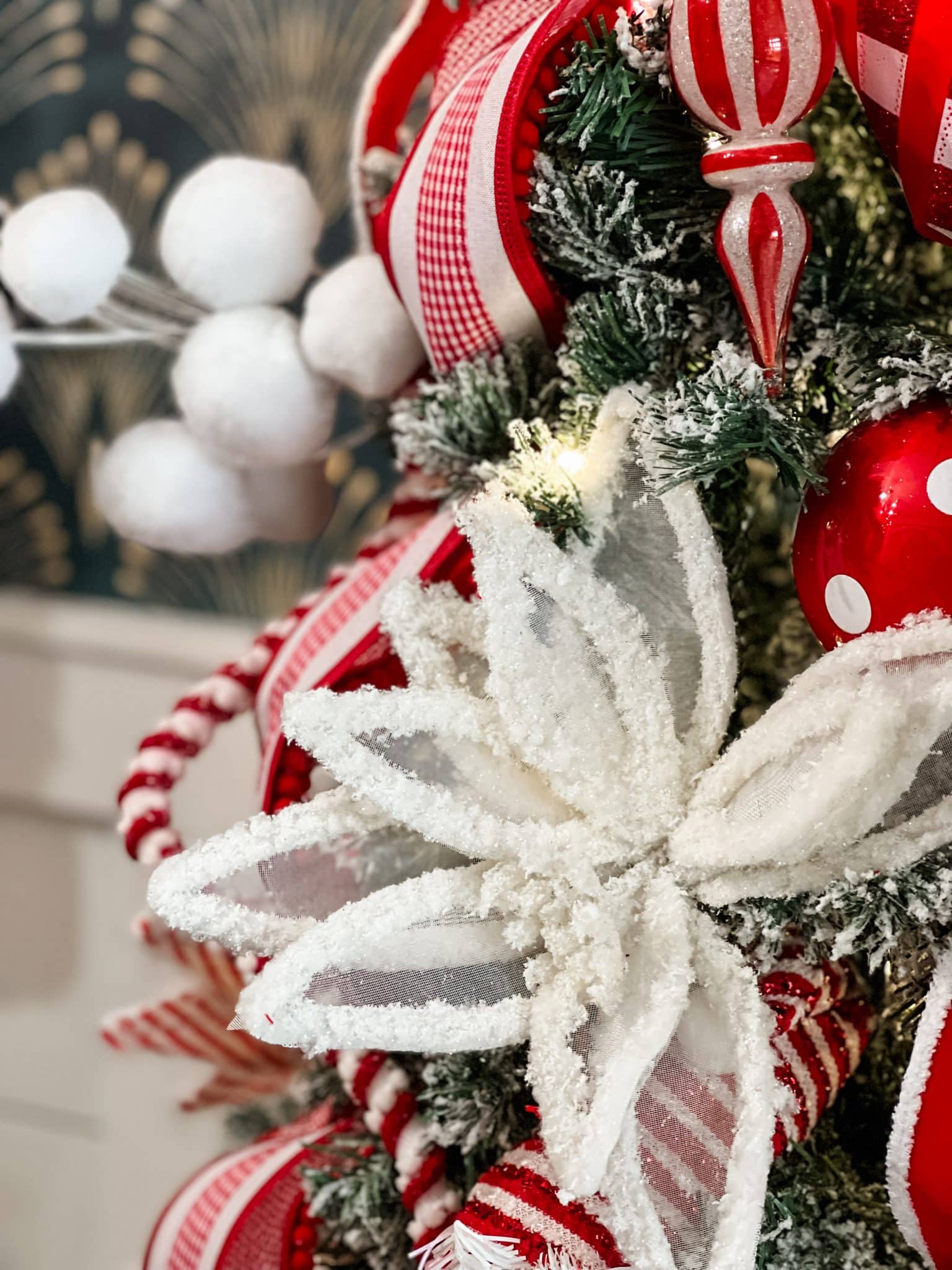 Red And White Christmas Theme Inspiration In The Dining Room - Re-Fabbed