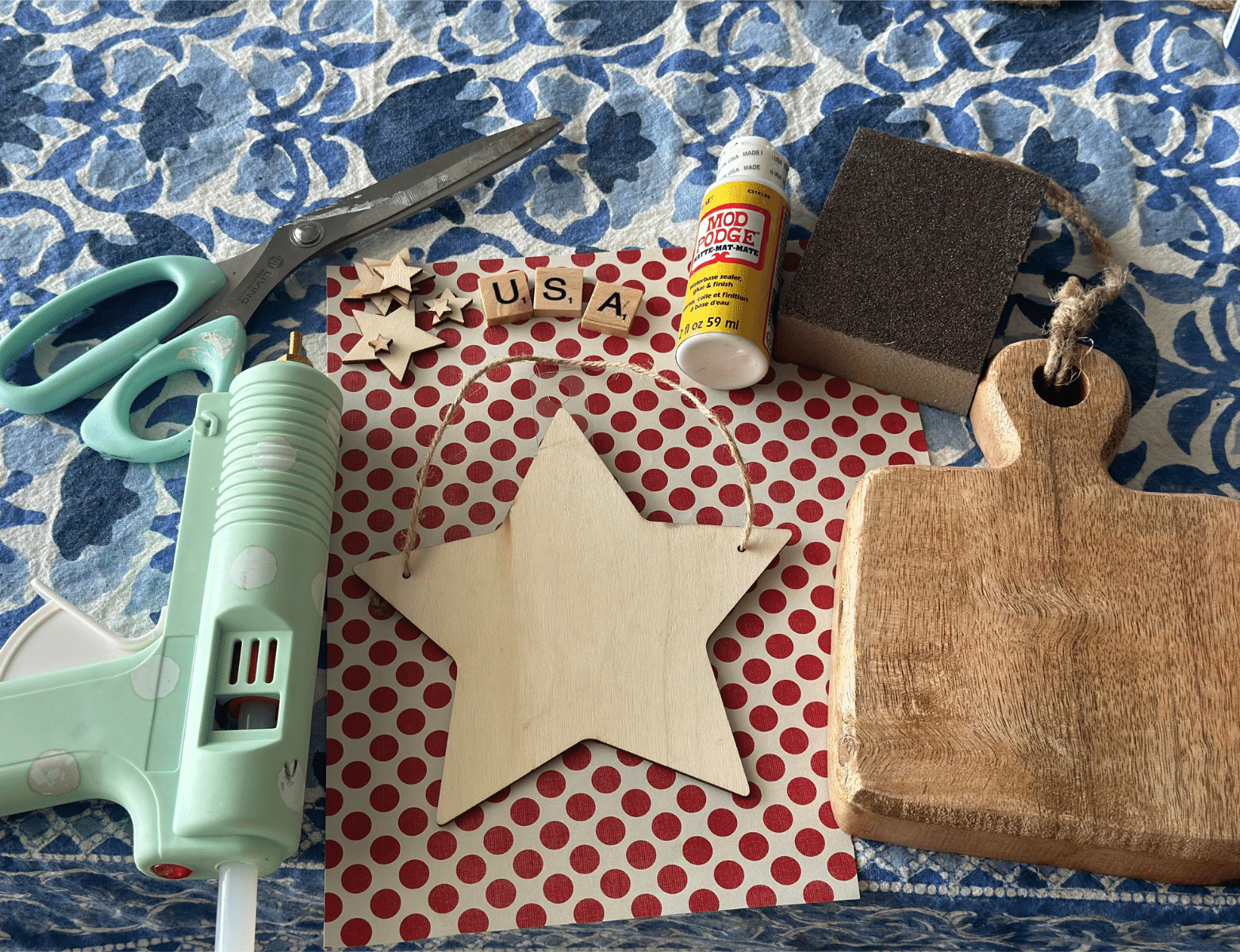 how to make patriotic decor using dollar general wooden stars - Re-Fabbed